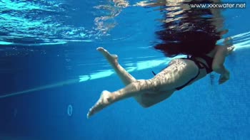 Andreina De Luxe's Sizzling Underwater Seduction: Small-Titted Latina Babe