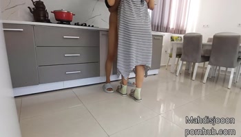 سکس ایرانی تو آشپزخونه با ز.ندا.د.ا.شم وقتی که شوهرش رفته بود خرید ( مکالمه فارسی)🤤