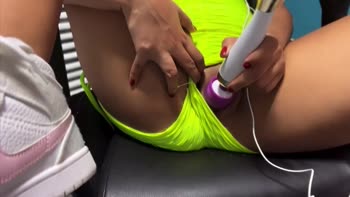 Fit Babe Berajamortga's Gym Workout Squirt