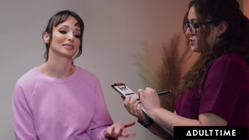 Leana Lovings Teases Lexi Luna in Sultry VR Massage Sensation