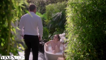 VIXEN Freya & her boss mix business & pleasure on work trip