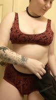 Curvyelvishgirl's Sultry Soapy Bathtub Seduction