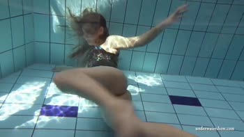 Zuzanna's Sultry Underwater Show: Russian Teen (18+)'s Naked Swim