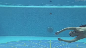 Sazan's Scintillating Underwater Solo Show