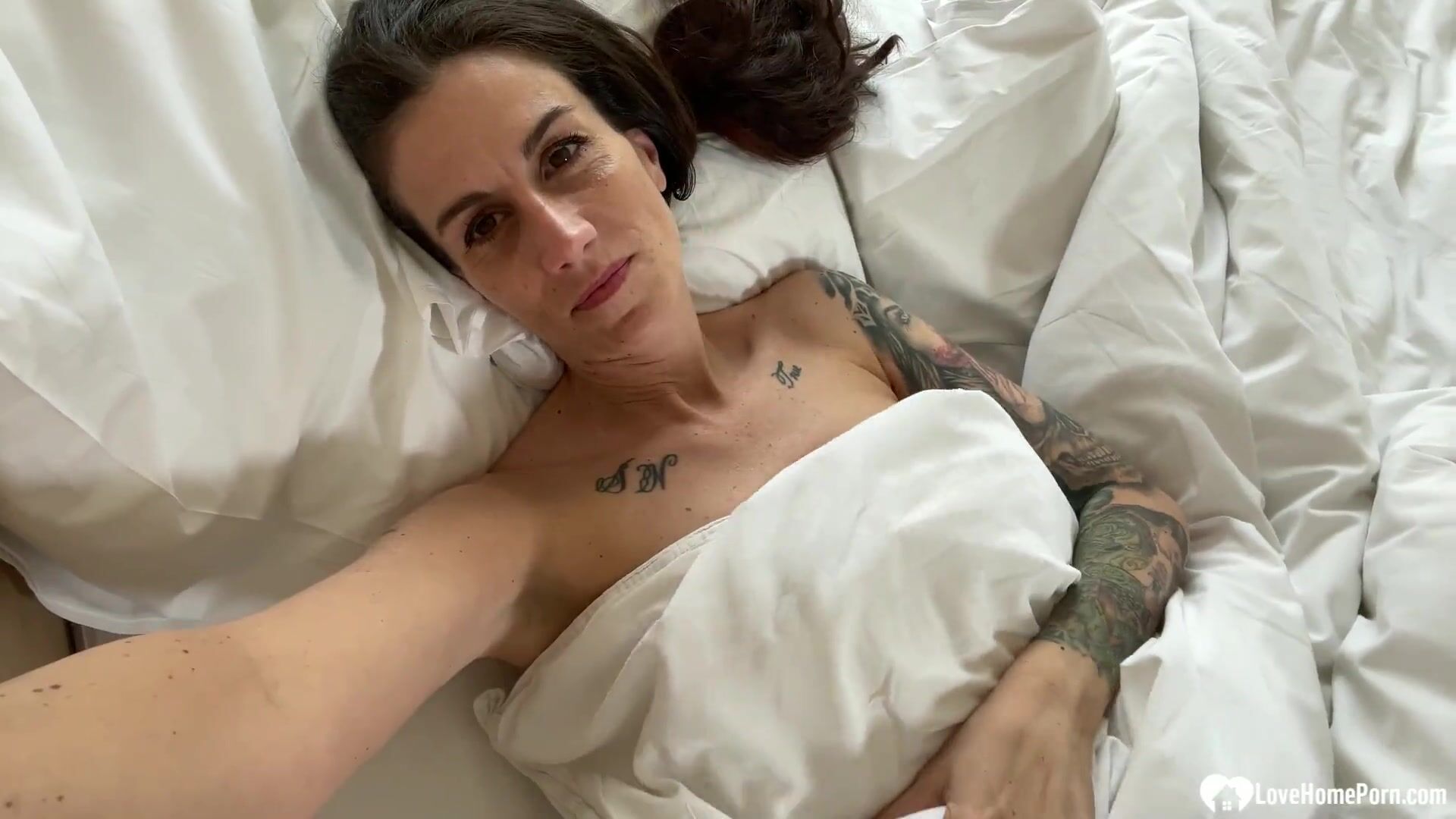 Brunette babe masturbating