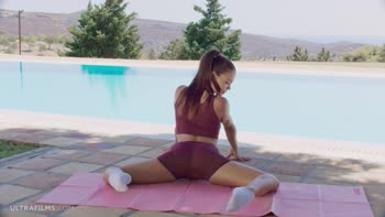 Elizabeth T's Scorching Outdoor Solo: Nude Fitness & Real Masturbation