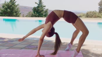 Elizabeth T's Scorching Outdoor Solo: Nude Fitness & Real Masturbation