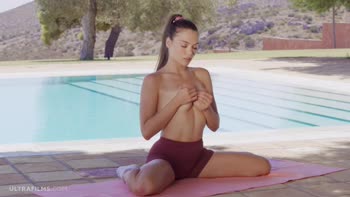 Elizabeth T's Scorching Outdoor Solo: Nude Fitness & Real Masturbation