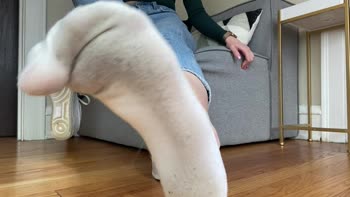 Sizetensolemates' Foot Worship: Sucking Dirty Peds in a Sensual JOI
