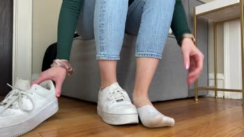 Sizetensolemates' Foot Worship: Sucking Dirty Peds in a Sensual JOI