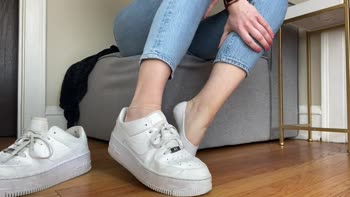 Sizetensolemates' Foot Worship: Sucking Dirty Peds in a Sensual JOI