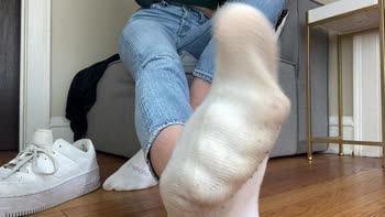 Sizetensolemates' Foot Worship: Sucking Dirty Peds in a Sensual JOI