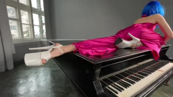 HollyHarlot - Worship Holly's Giantess Feet in High Heels