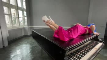 HollyHarlot - Worship Holly's Giantess Feet in High Heels