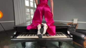 HollyHarlot - Worship Holly's Giantess Feet in High Heels