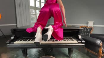 HollyHarlot - Worship Holly's Giantess Feet in High Heels