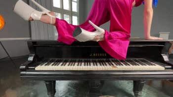 HollyHarlot - Worship Holly's Giantess Feet in High Heels
