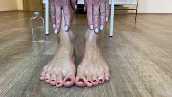 KatieeeF's Oiled Up Legs - 60FPS Czech Teen (18+) Solo
