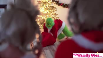 "This Is The Worst Christmas Ever!" Cindy Lou Saves Christmas For Step Bro