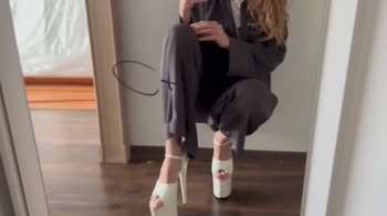 HollyHarlot's High Heel Goddess: Softcore Feet Worship