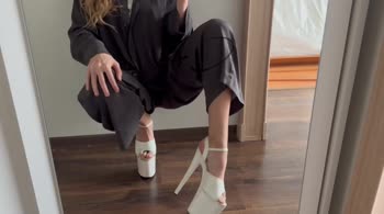 HollyHarlot's High Heel Goddess: Softcore Feet Worship