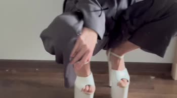 HollyHarlot's High Heel Goddess: Softcore Feet Worship