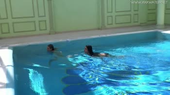 Jessica Lincoln's Sizzling Underwater Show: Big Boobs, Bikinis, and a Splash of Fun!