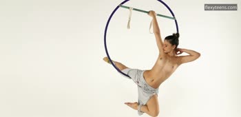 Kim Nadara's Stunning Acrobatic Display