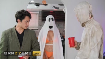 Emma Hix & Lasirena69 Share Xander Corvus in a Haunted Halloween Threesome