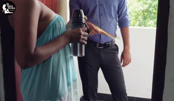 slsexystrips - Sri Lankan Aunty Seduces Postmen After Delivery - Exclusive HD Video