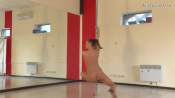 Sonka Nikolet's Stunning Flexi Routines in HD