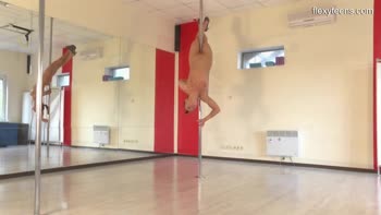 Sonka Nikolet's Stunning Flexi Routines in HD