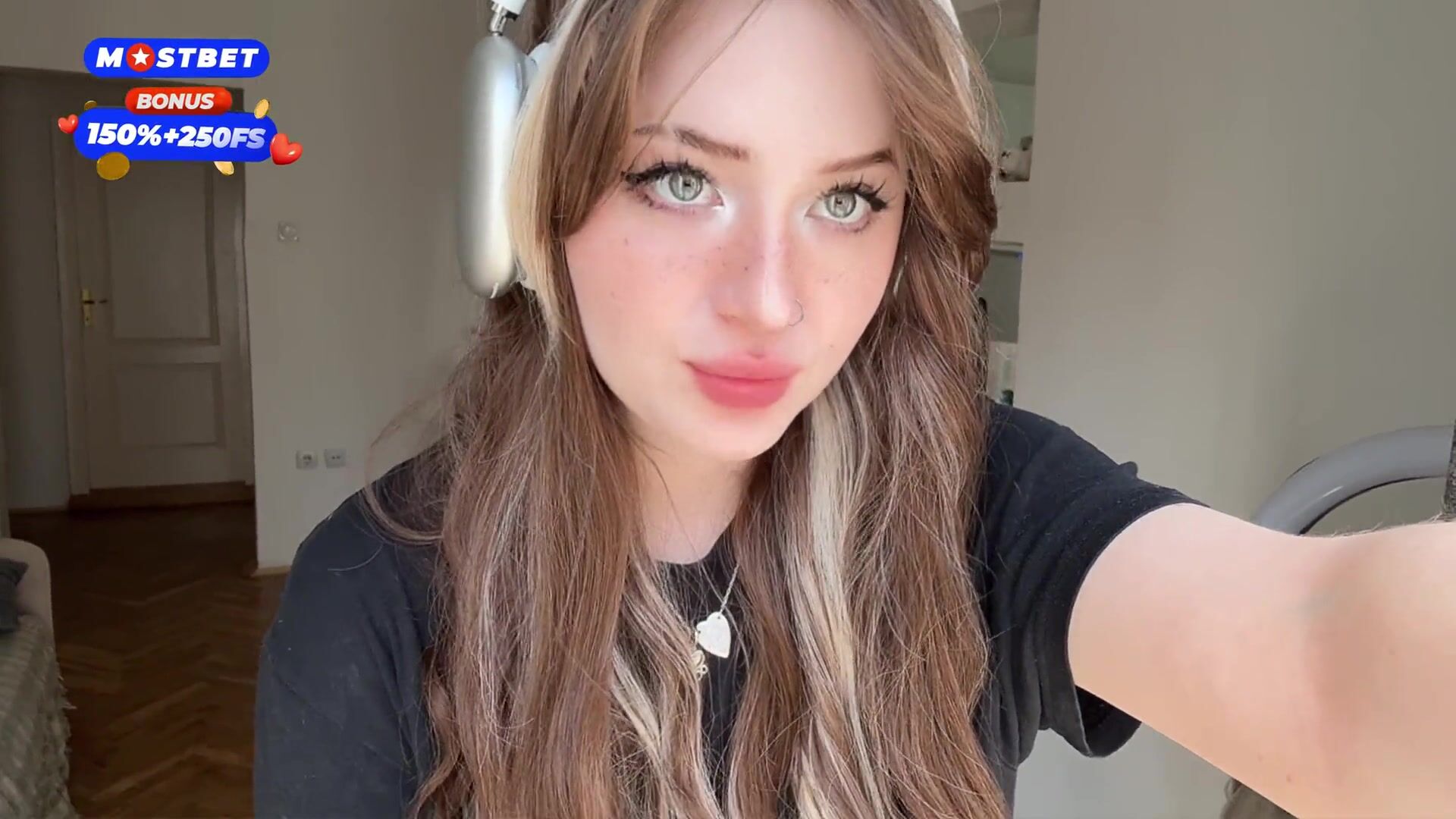 Big Ass Tinder Teen (18+) Egirl had her 1st NP and Masturbates for You. FaceTime Call