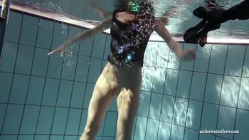 Submerged Seduction: Zuzanna's Underwater Teenie Babe Delight