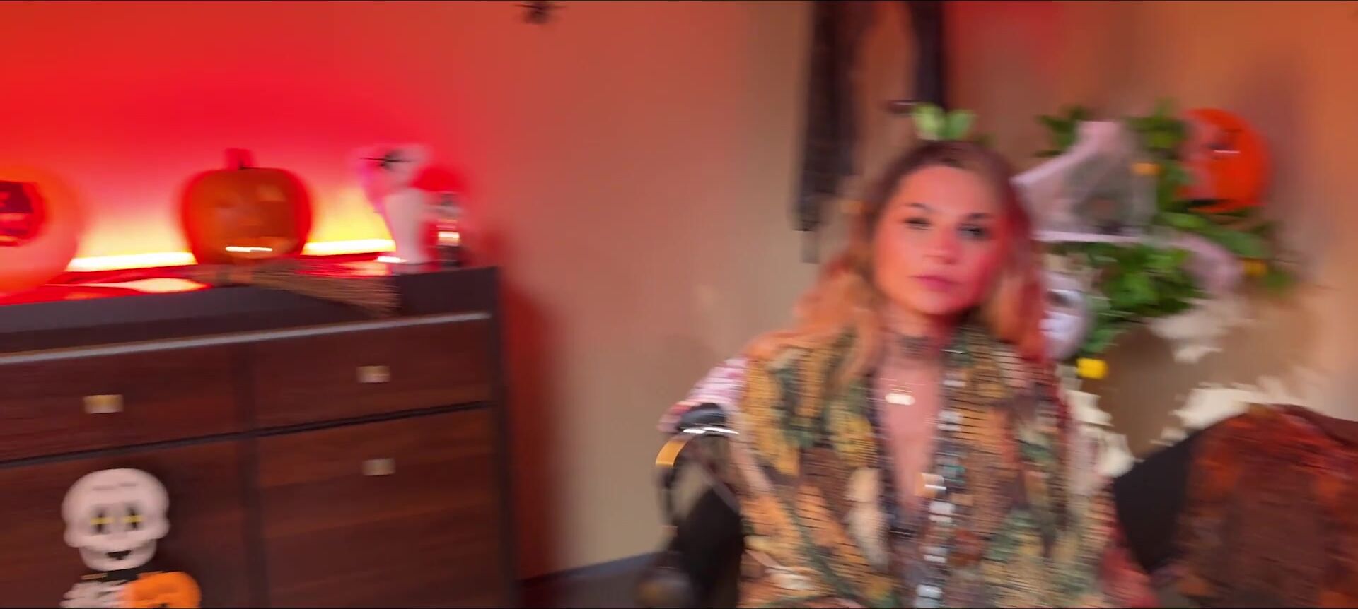 HUNT4K. Hunter Ran into a Sexy Chick in Public and Fucked her in the Fortune-telling Salon