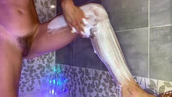Dina-Light's Intimate Moment: Shaving & Peeing in High-Def