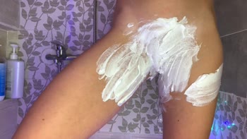 Dina-Light's Intimate Moment: Shaving & Peeing in High-Def