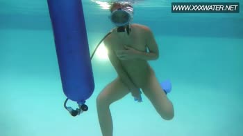 Minnie Manga's Sizzling Underwater Solo Session