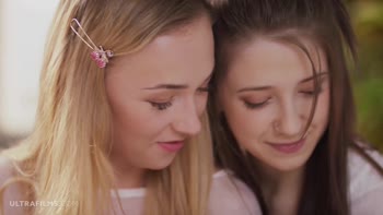 Blonde Bombshells Leah Maus and Jenny Wild Share Steamy Lesbia n Kisses