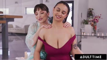 Hailey & Lexi's Steamy Massage Ménage
