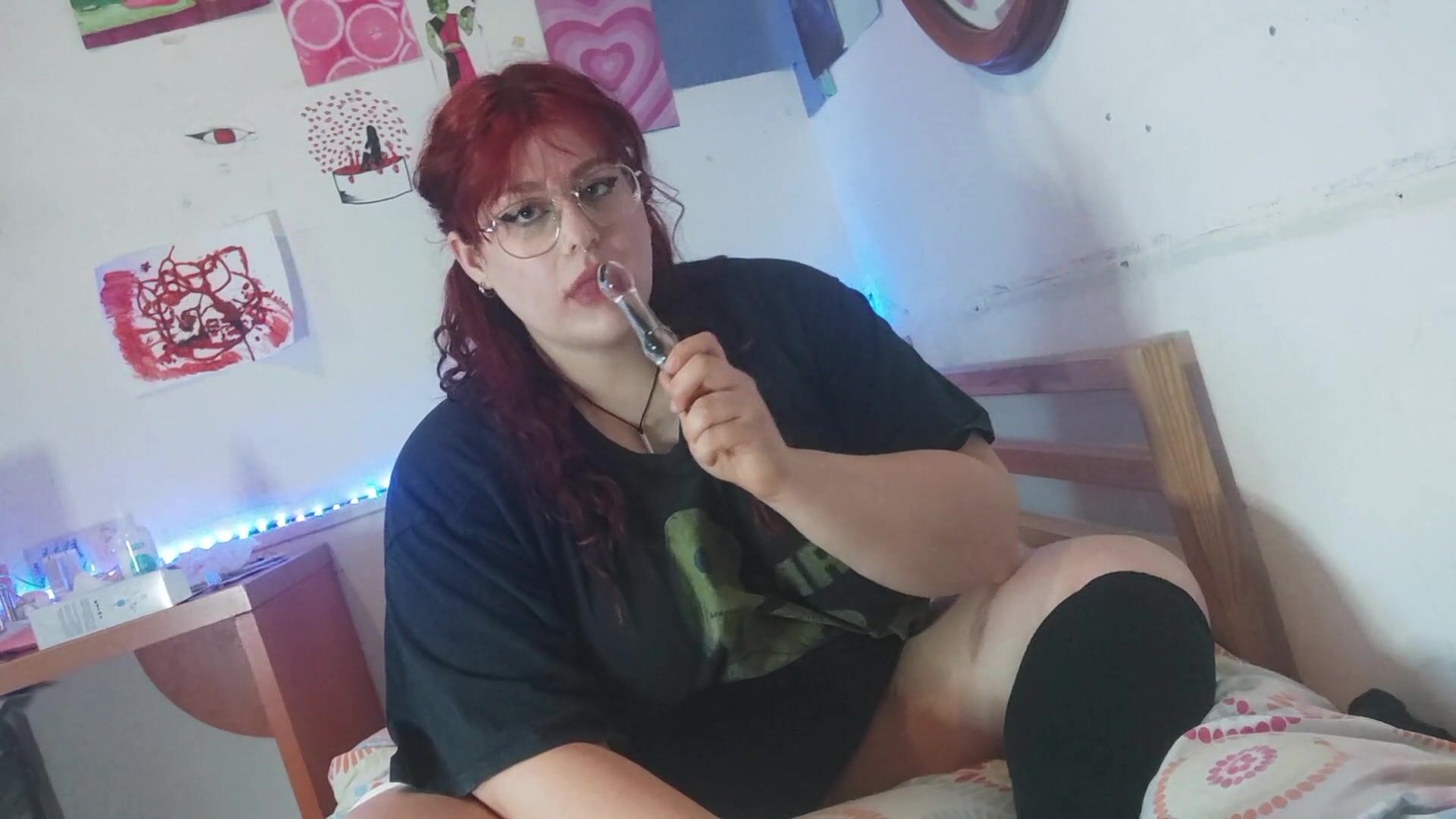 Thick Girl Fucks her Pussy until she comes