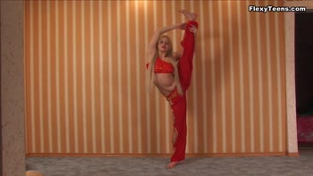 Flexy Russian Cutie Irina's Mesmerizing Solo Yoga
