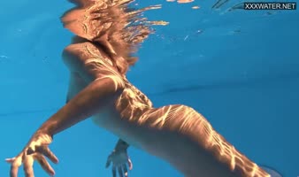 Sofi Otis Dives into Seduction: Underwater Solo Tease