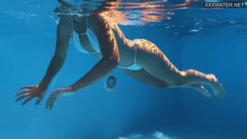 Sofi Otis Dives into Seduction: Underwater Solo Tease