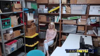 Naughty blonde seduces investigator onto eating her pussy