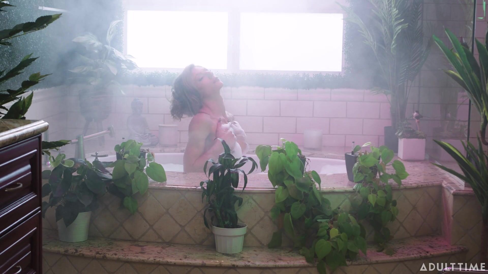 Jade Venus's Explosive Squirts Ignite Steamy Bathtub Affair with Christy Love