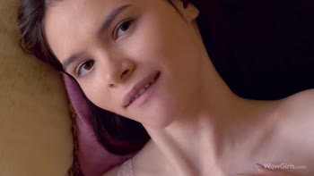 Kinsley White's Scintillating Solo Hotel Room Affair