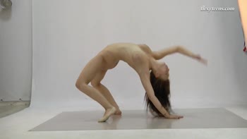 Nicole Smith: Flexible Russian Teen (18+)'s Naked Acrobatic Delight