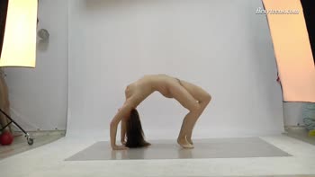 Nicole Smith: Flexible Russian Teen (18+)'s Naked Acrobatic Delight