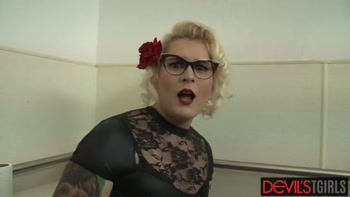 Blonde trans pinup Isabella Sorrenti fucked after glory hole